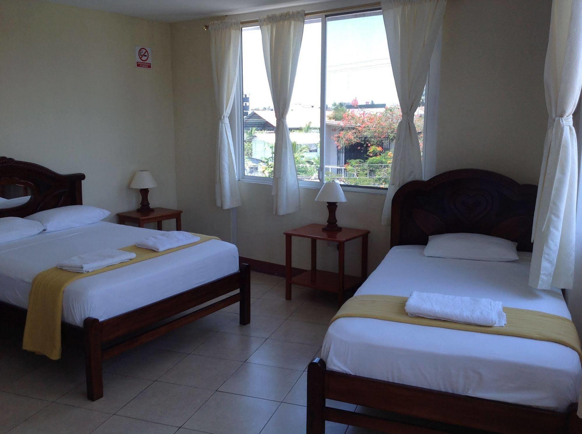 Gloria - Galápagos Inn Puerto Ayora  Esterno foto