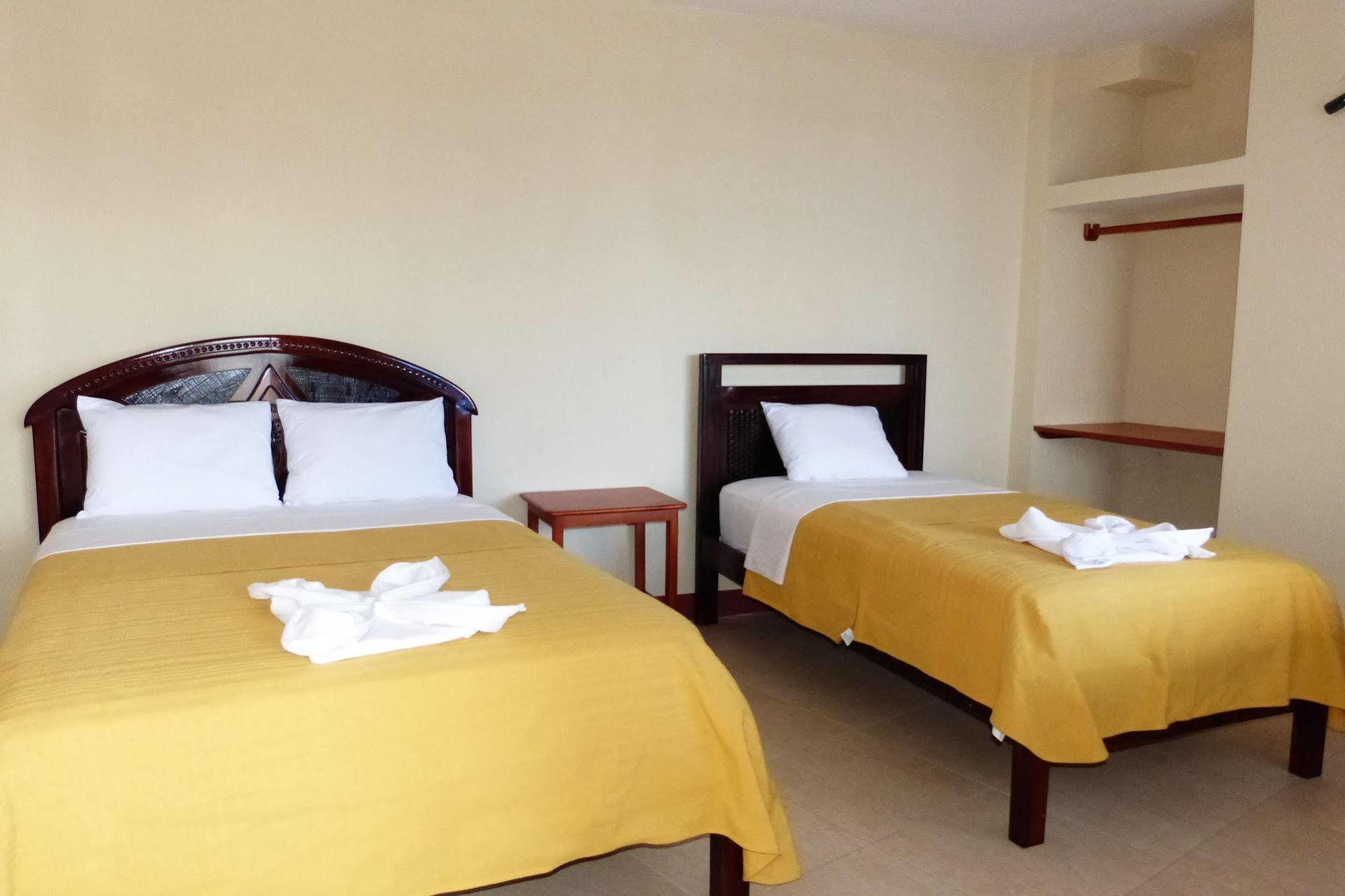 Gloria - Galápagos Inn Puerto Ayora  Esterno foto
